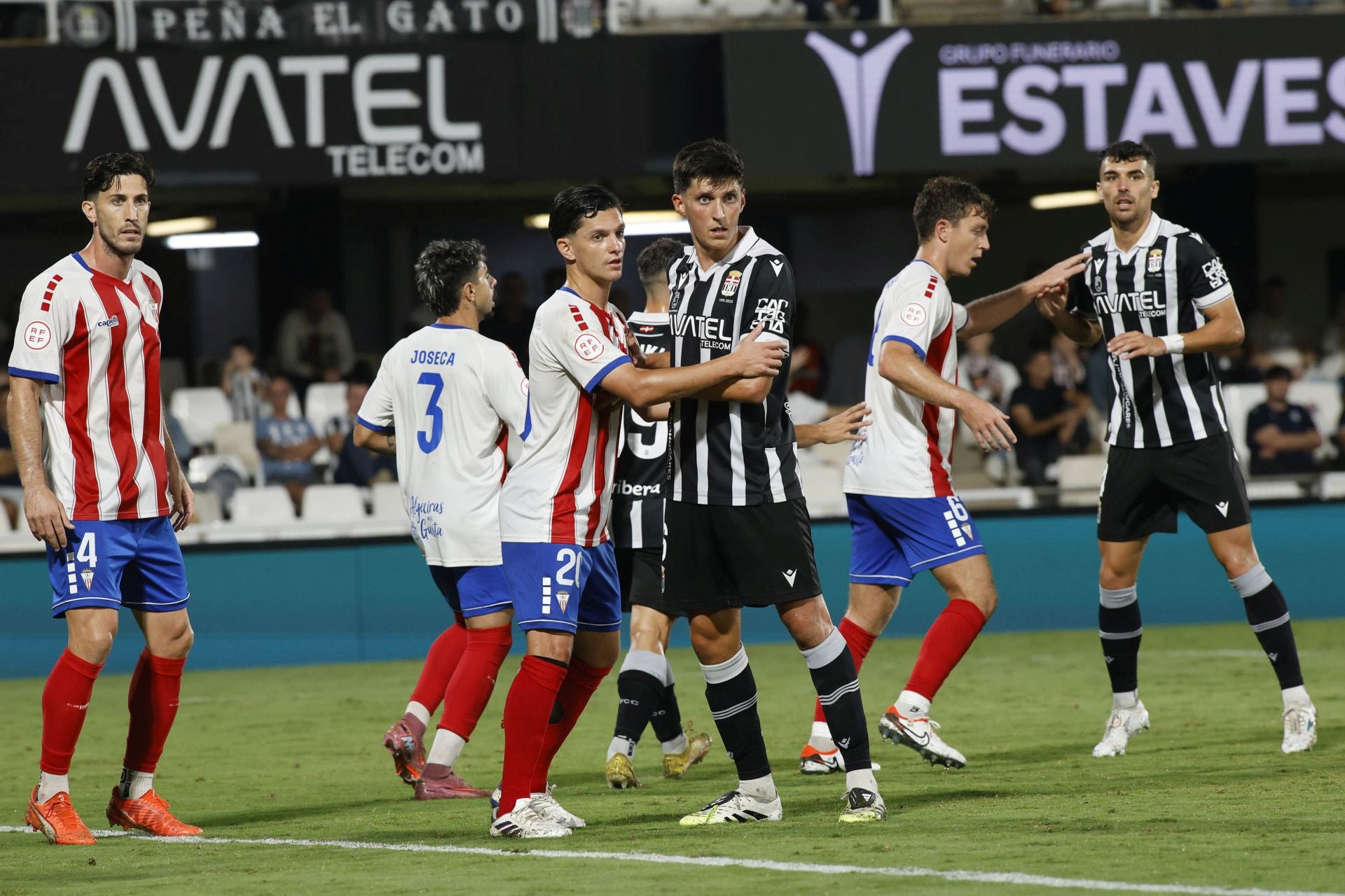 El martillo pilón de Javi Rey acuesta líder al FC Cartagena, en imágenes