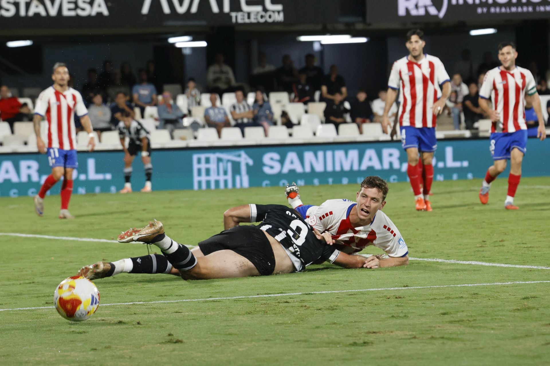 El martillo pilón de Javi Rey acuesta líder al FC Cartagena, en imágenes