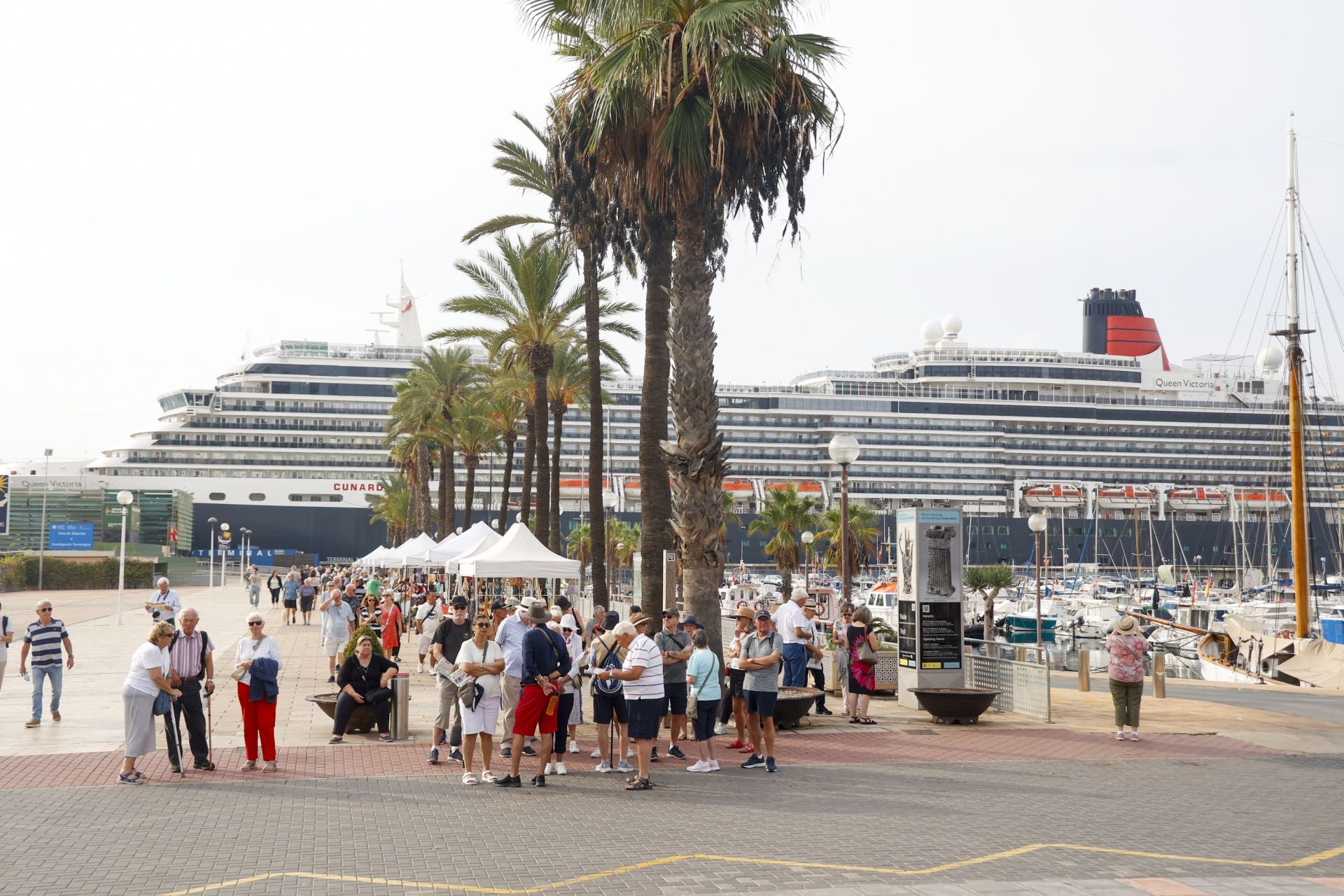 Más de dos mil turistas del crucero &#039;Queen Victoria&#039; desembarcan en Cartagena, en imágenes