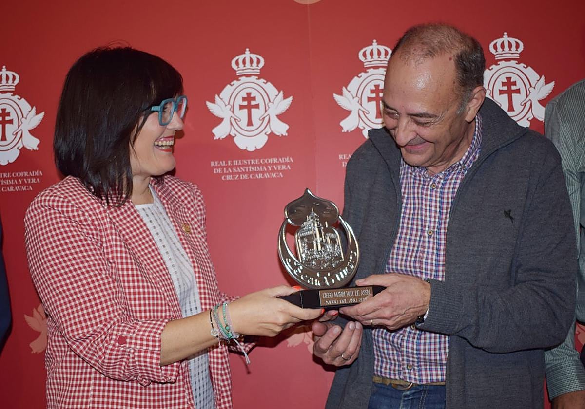 Gloria Gómez entrega el escudo del Bando Moro a Diego Marín