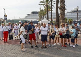 Más de dos mil personas desembarcaron ayer en la ciudad a bordo del crucero 'Queen Victoria' y se quedaron a pasar la noche en Cartagena.