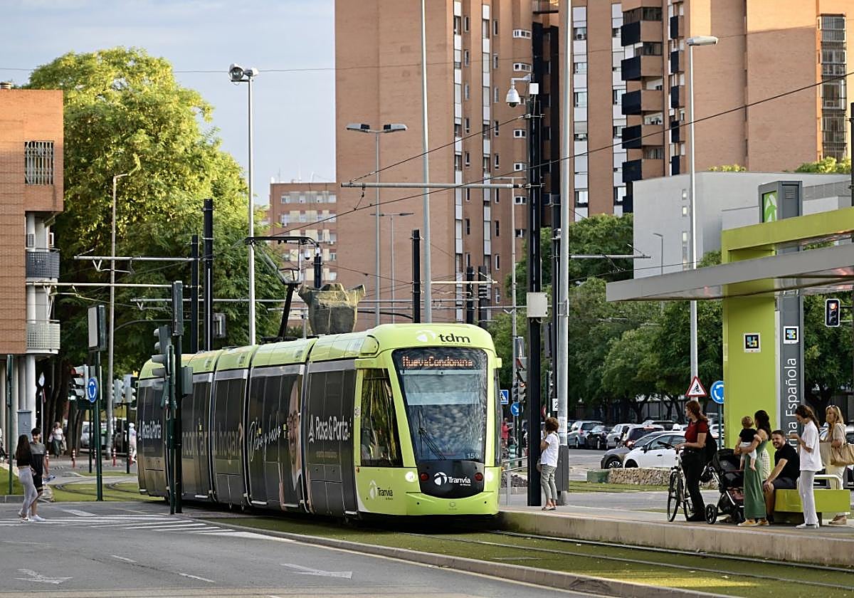 Uno de los vehículos del tranvía de Murcia a su paso por la parada de la Marina Española.