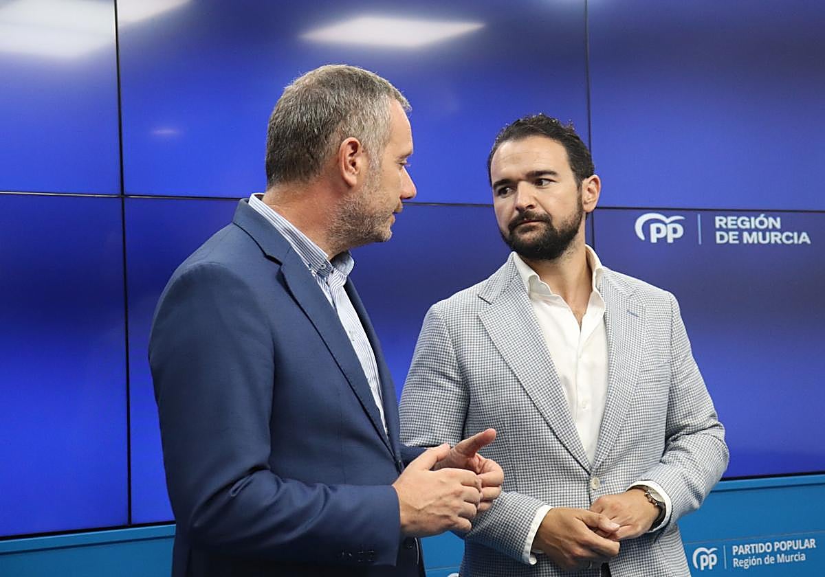 Joaquín Segado y Joaquín Zapata, este viernes, en la sede del PP regional.