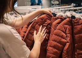 Una influencer desvela el truco para saber si un abrigo protege del frío antes de comprarlo: «Es una barbaridad».