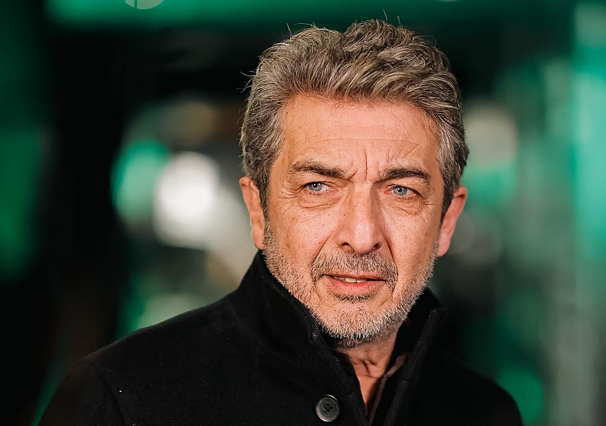 Imagen principal - Arriba: Retrato de Ricardo Darín. Abajo: El actor junto a su hijo Chino Darín y caracterizado como Strassera en 'Argentina'.