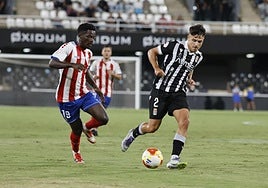 Marc Jurado conduciendo el balón.