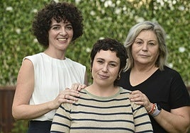 Toñi Galián, María Victoria y María Vidal, en la sede de la AECC en Murcia.