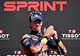 Pedro Acosta, este sábado, en el podio de la carrera al sprint.