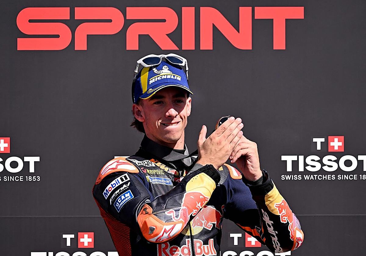 Pedro Acosta, este sábado, en el podio de la carrera al sprint.