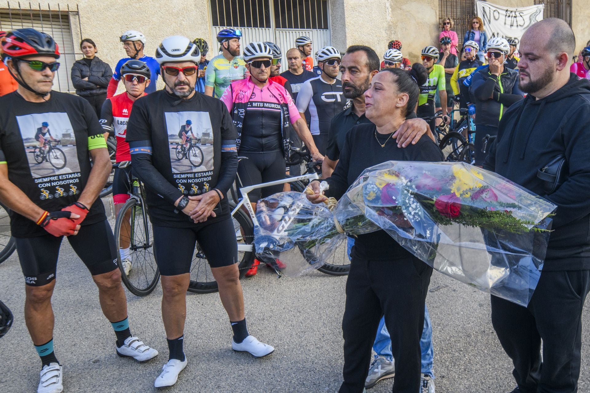 El homenaje al ciclista fallecido en Cobatillas, en imágenes