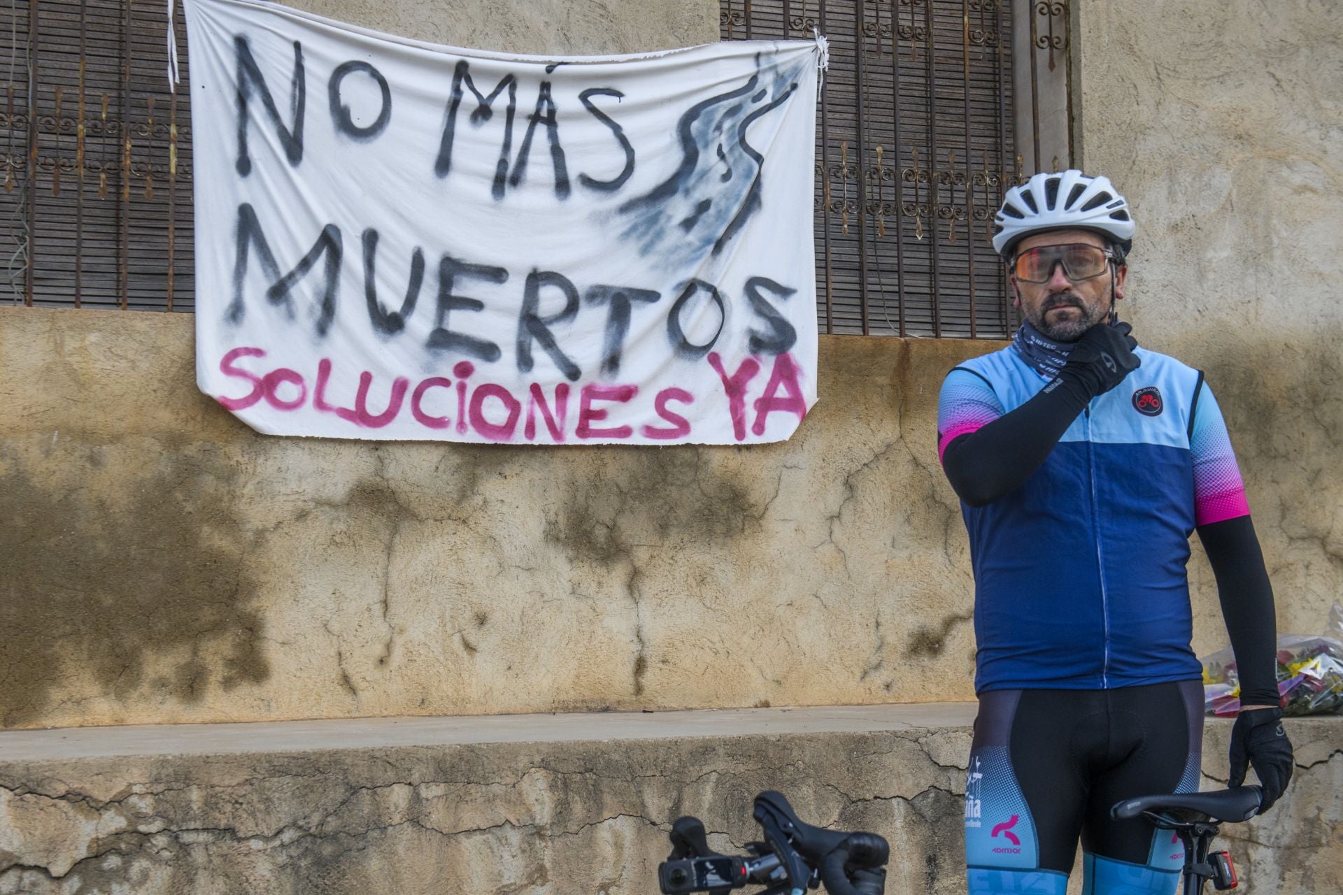El homenaje al ciclista fallecido en Cobatillas, en imágenes