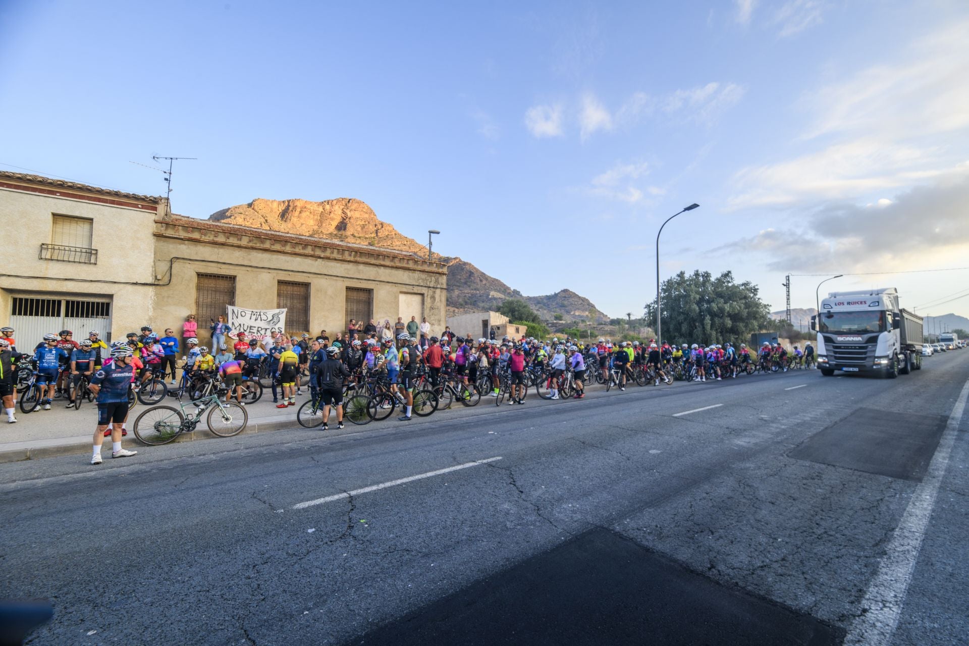 El homenaje al ciclista fallecido en Cobatillas, en imágenes