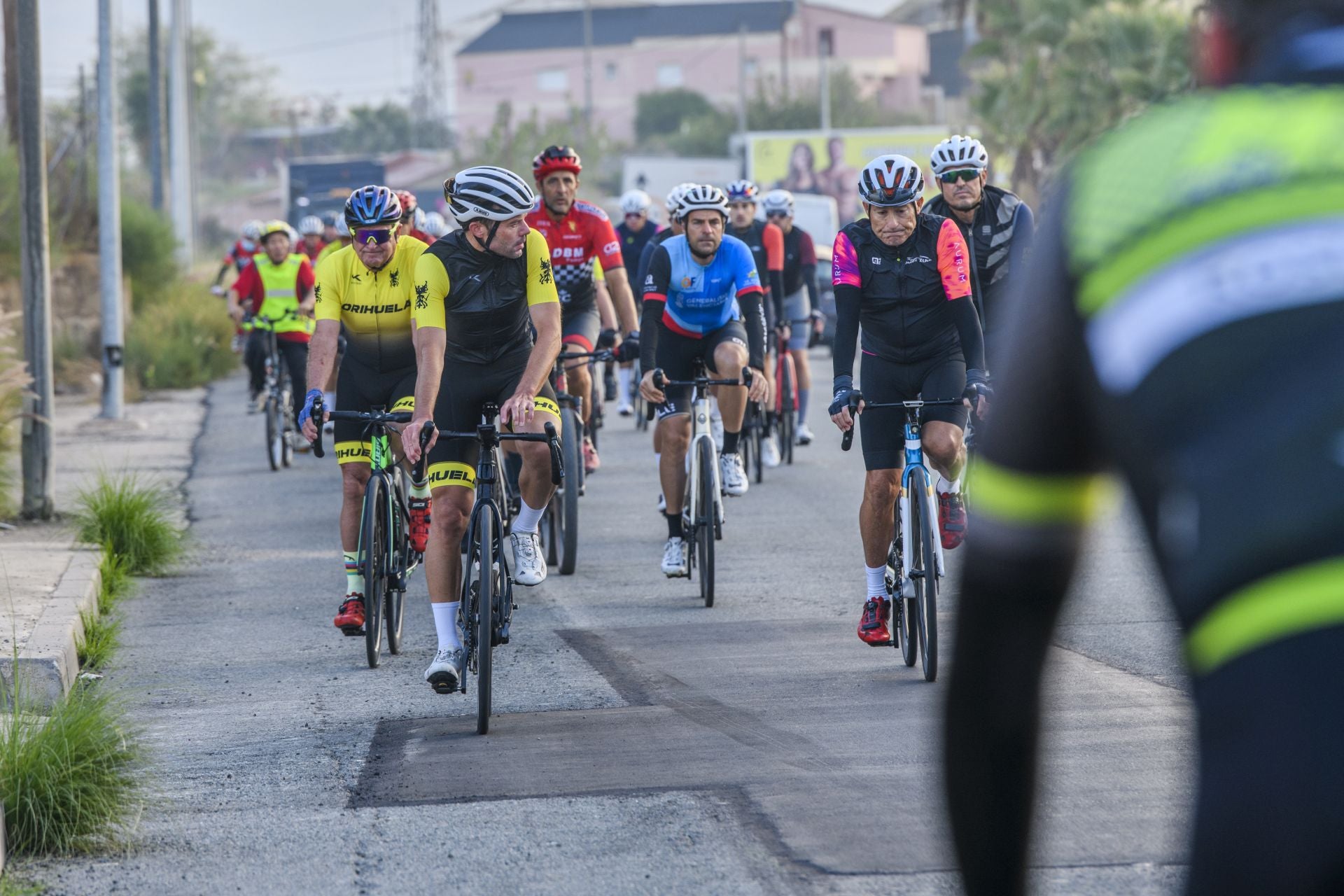 El homenaje al ciclista fallecido en Cobatillas, en imágenes