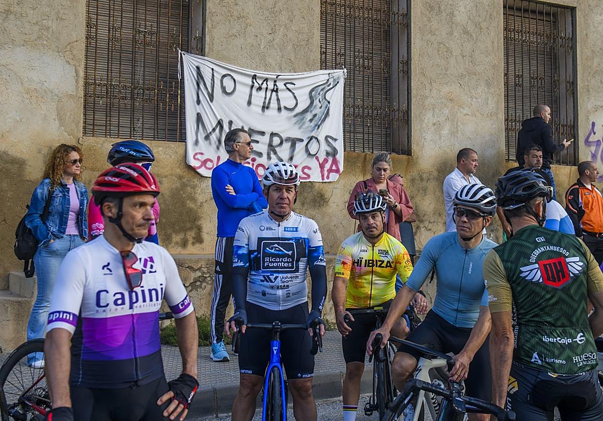 El homenaje al ciclista fallecido en Cobatillas, en imágenes
