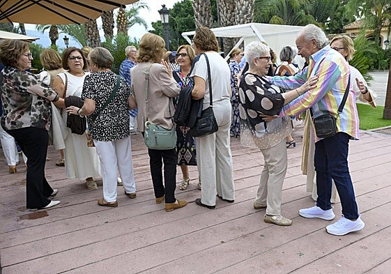 Abrazos, piropos y puestas al día, protagonistas ayer en la comida conmemorativa.