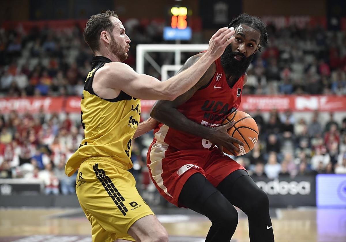 Marcelinho Huertas y Howard Sant-Roos, seguros de vida para sus equipos, en su último enfrentamiento, el pasado febrero.