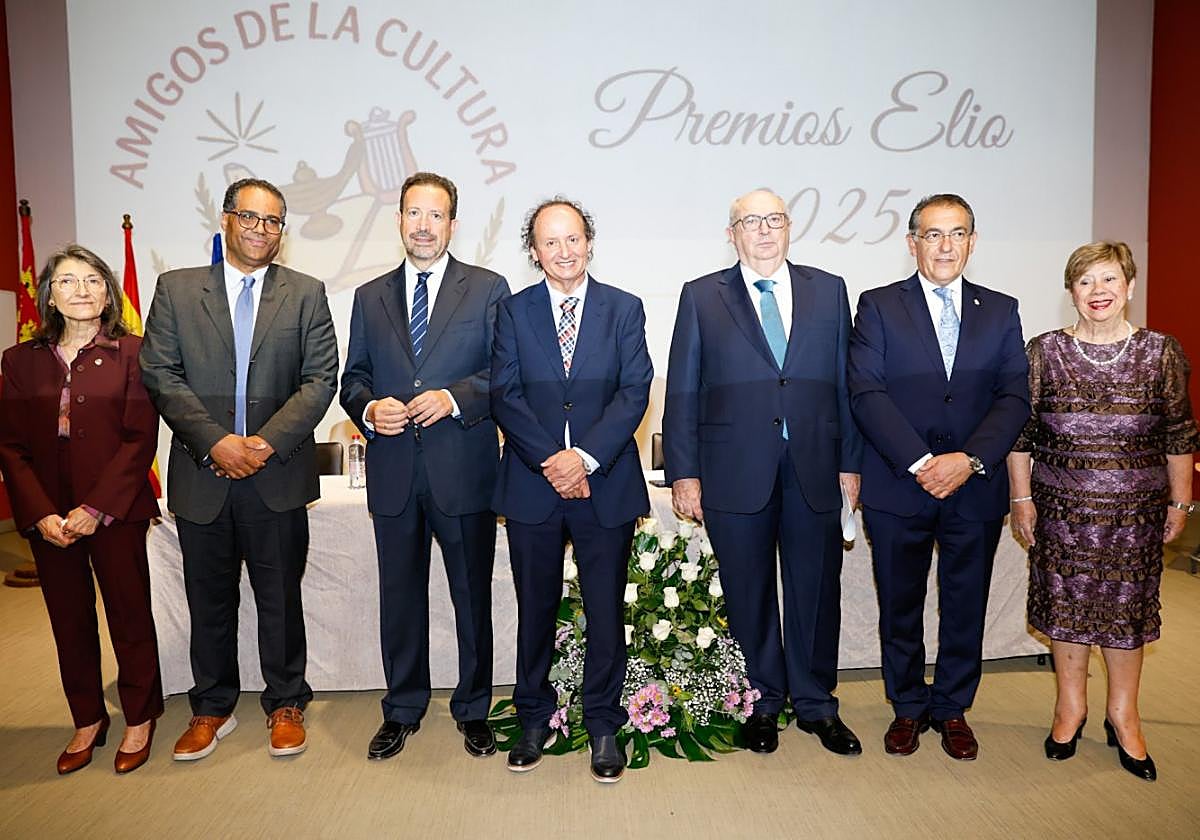 Los premiados y miembros de la asociación de Amigos de la Cultura.