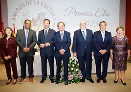 Los premiados y miembros de la asociación de Amigos de la Cultura.
