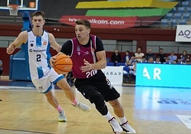 Svejcar con el balón hacia la canasta ante el Gipuzkoa.