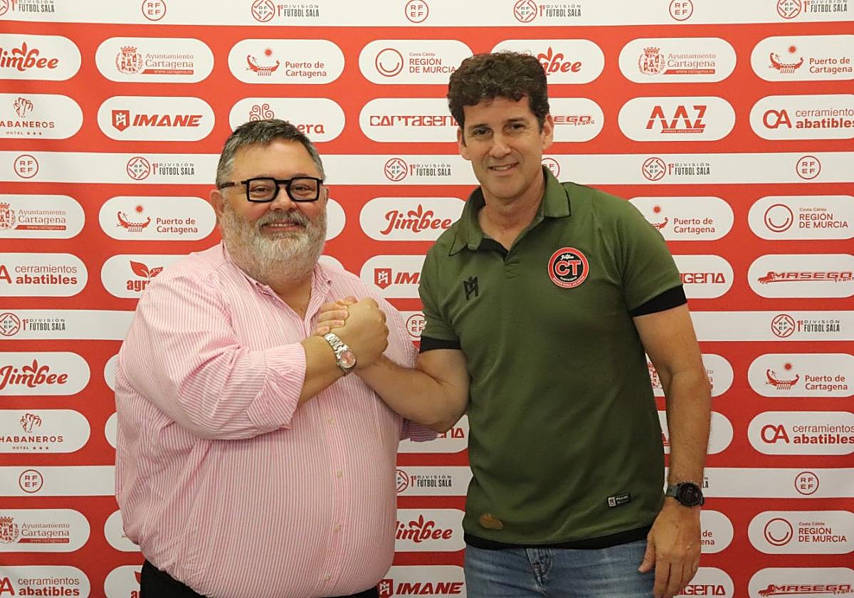 Miguel Ángel Jiménez Bosque, presidente del Jimbee, con Duda tras su renovación, ayer.