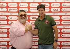 Miguel Ángel Jiménez Bosque, presidente del Jimbee, con Duda tras su renovación, ayer.