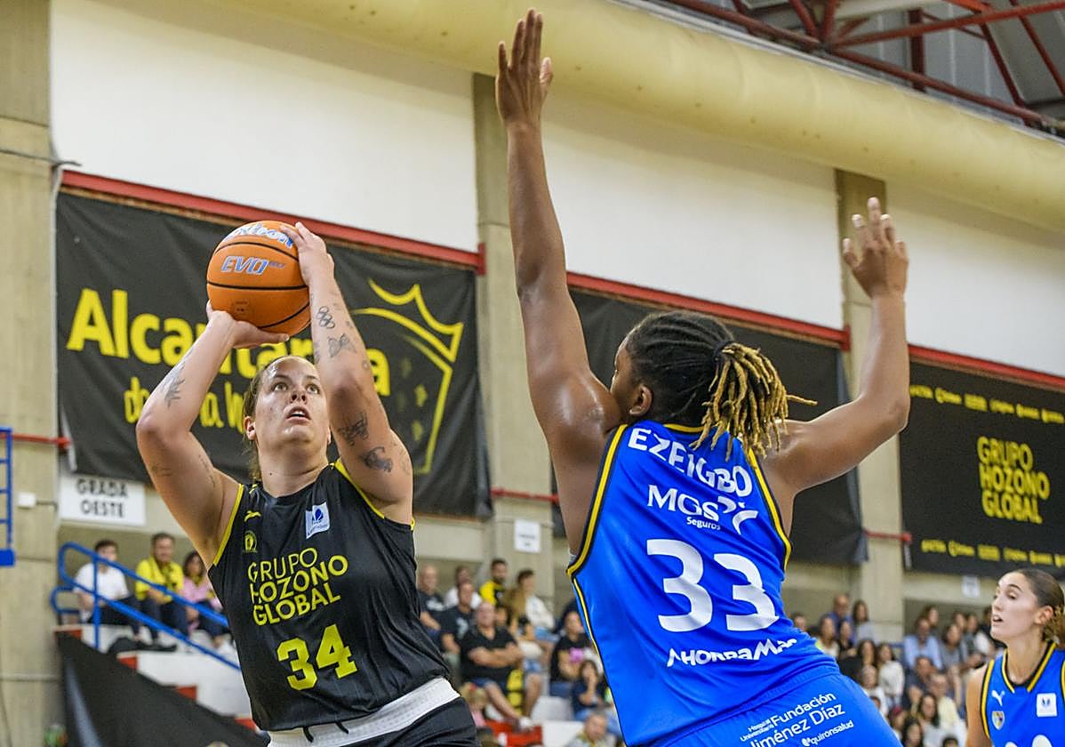 Billie Massey busca el tiro ante la defensa de Nneka Ezeigbo.