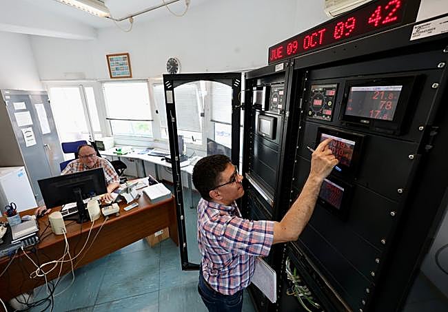 Antonio Ginés López y José Antonio Muñoz, en la oficina de la Aemet en la Base Aérea de Alcantarilla.