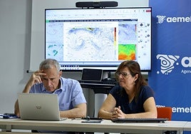 Juan Esteban Palenzuela y María del Mar Valcárcel, durante la reunión diaria en la Aemet el pasado 8 de octubre.