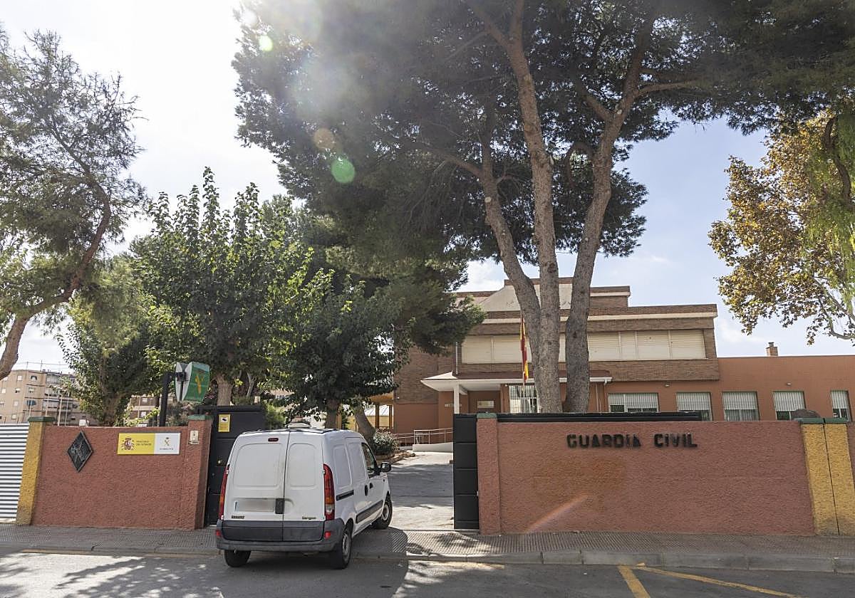 Un furgón accede al interior del antiguo colegio Antonio Arévalo, actualmente reconvertido en dependencias de la Guardia Civil.