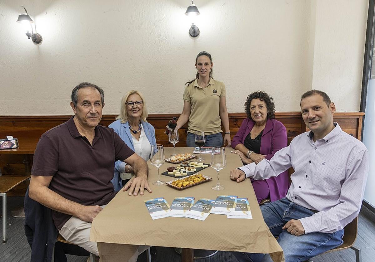 José Daniel Sánchez, María Ángeles Urrea, Mónica Méndez, gerente del Rincón; Lola Gutiérrez y Ángel Benzal, presidente de la Asociación 'Héroes de Cavites', junto a miembros de su directiva, durante la comida en el Rincón Cartagenero.