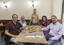 José Daniel Sánchez, María Ángeles Urrea, Mónica Méndez, gerente del Rincón; Lola Gutiérrez y Ángel Benzal, presidente de la Asociación 'Héroes de Cavites', junto a miembros de su directiva, durante la comida en el Rincón Cartagenero.