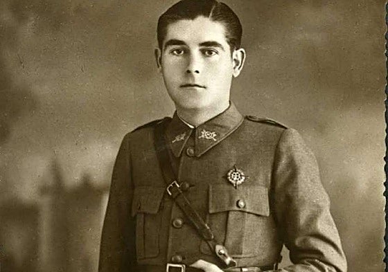 Condecorado. El llamado 'Manco de Tikún', con la cruz laureda, con vecinos en la puerta del Balneario, hoy sede del Museo Arqueológico Los Baños de Alhama de Murcia.