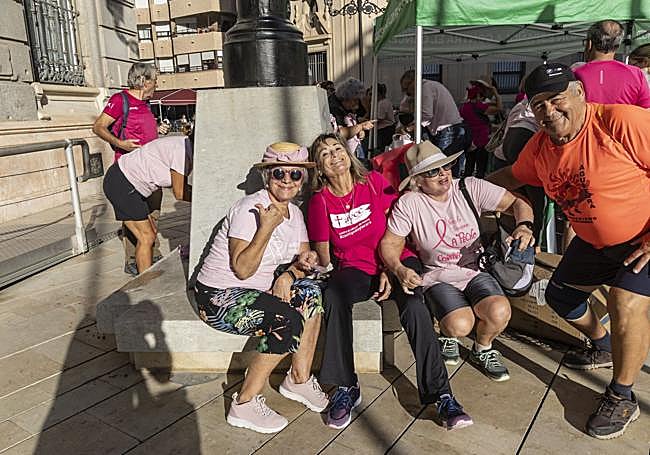 Voluntarias de la AECC, junto a la carpa.