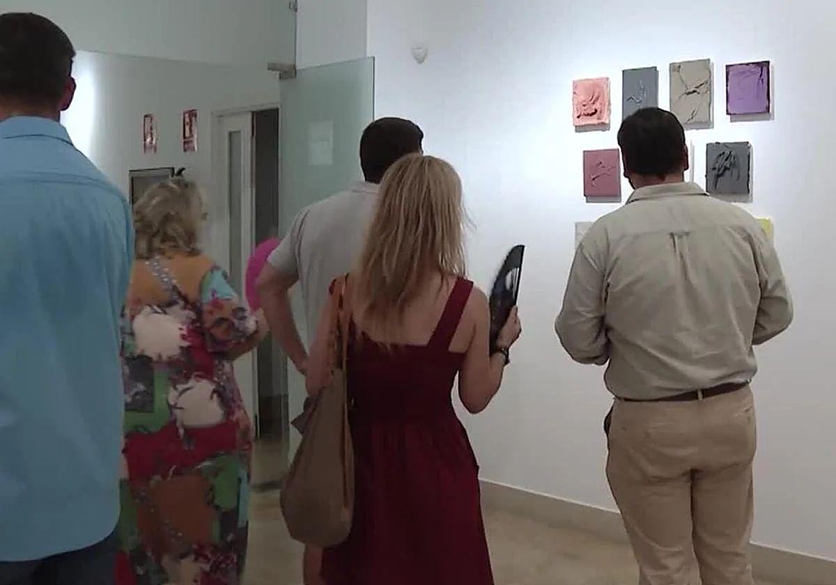 Imagen de archivo de visitantes en una exposición de arte.