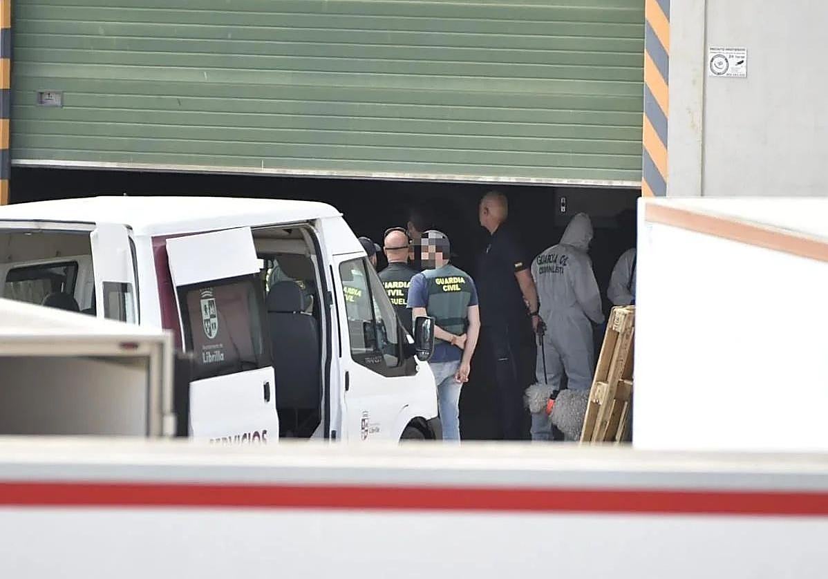Agentes de la Guardia Civil, durante el registro en la nave de Librilla.