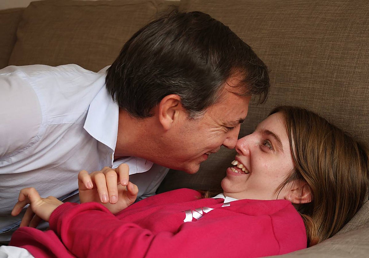 Sofía junto a su padre, Juan Antonio López, este lunes en su domicilio de Murcia.