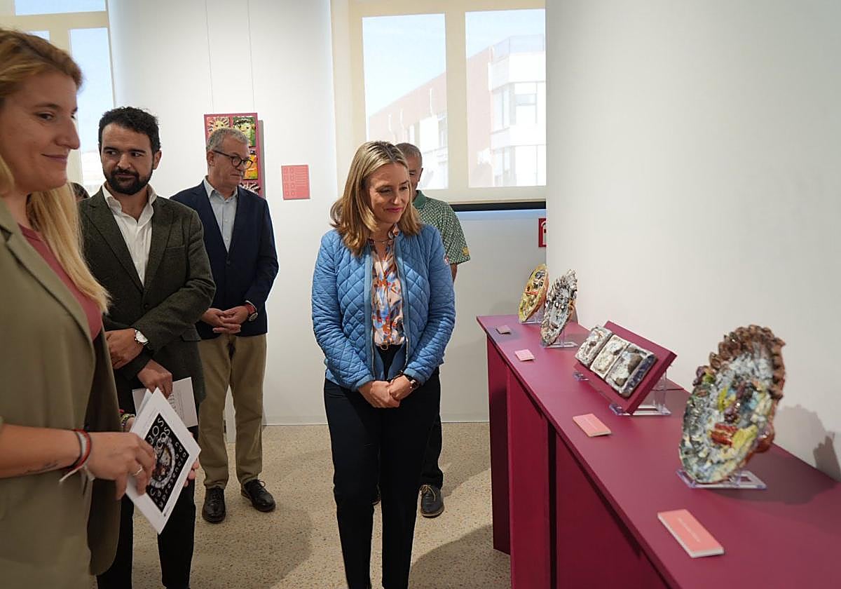 La consejera Conchita Ruiz, junto al alcalde de La Unión, Joaquín Zapata, en la exposición artística en el Museo Minero.
