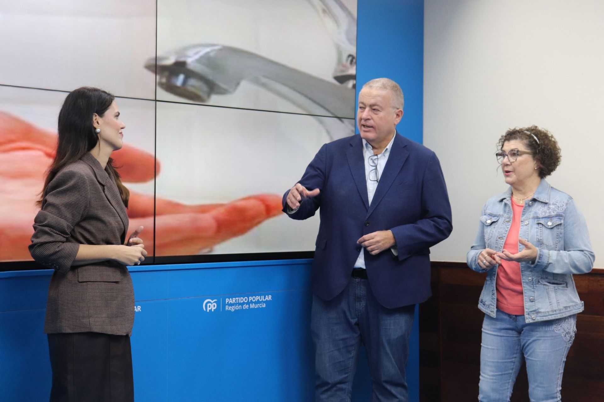 Miriam Guardiola, Francisco Bernabé y Antonia López, este lunes, en la sede del PP regional.