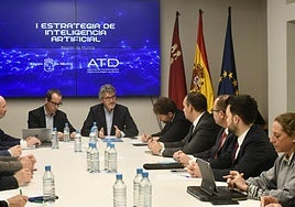 Marín y Gilabert, durante un encuentro con colectivos para elaborar la estrategia de IA.