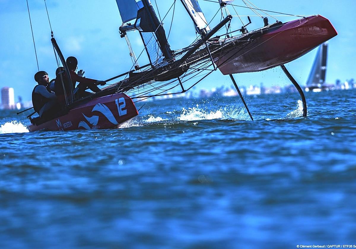 Uno de los participantes en la regata durante la jornada del sábado, en aguas del Mar Menor.