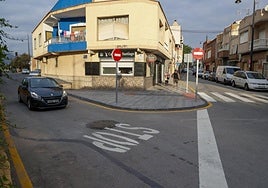 Acera ensanchada con dinero de la Junta Municipal en el cruce entre las calles Santiago y Sepulcro.