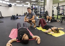 Álex Jiménez, exfutbolista del Efesé, durante una clase en el Espacio Moveo, el local que acaba de abrir en Cartagena.