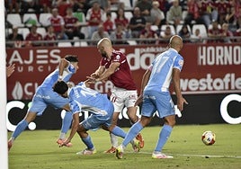Ekain, jugador del Real Murcia, rodeado de futbolistas de la UD Ibiza.