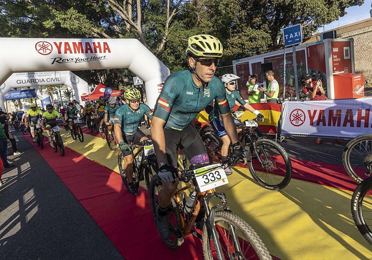 Salida de la Bike Maratón Ruta 062 Guardia Civil Murcia, ayer en el Puerto de Cartagena .