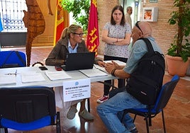 Alberto Piera expone los problemas de goteras que ha sufrido en su vivienda de alquiler.