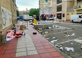 Basuras acumuladas en el barrio de Vistabella tras el mercado semanal de los jueves.