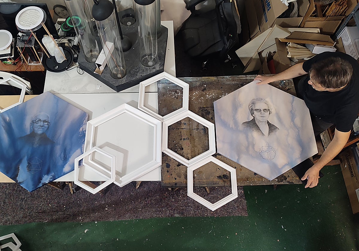 Antonio Tapia en su estudio de Algezares con las obras de esta muestra.