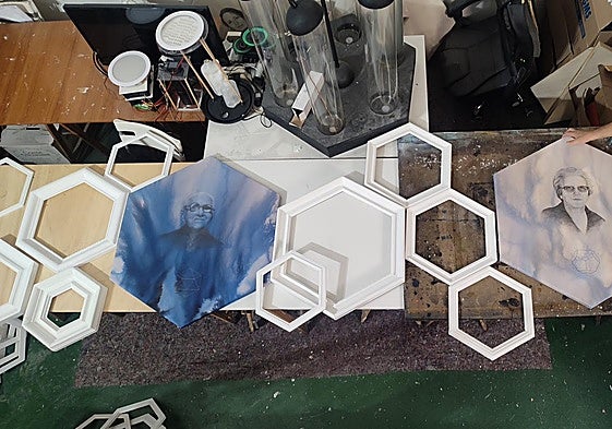 Antonio Tapia en su estudio de Algezares con las obras de esta muestra.