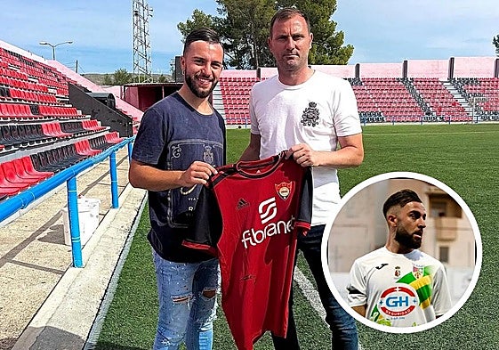 Quique Pina con Ranko Despotovic, uno de sus representados; en detalle, como jugador del Calasparra.