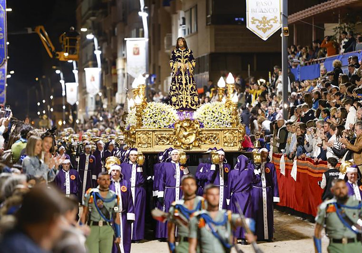 Imagen del Santísimo Cristo del Rescate en su trono en andas en la procesión del Jueves Santo, precedido por La Legión.